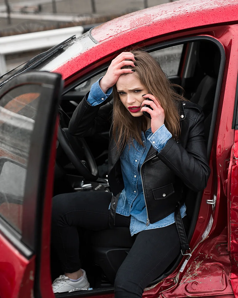 Consulente AVISL segue una pratica di risarcimento per incidente stradale