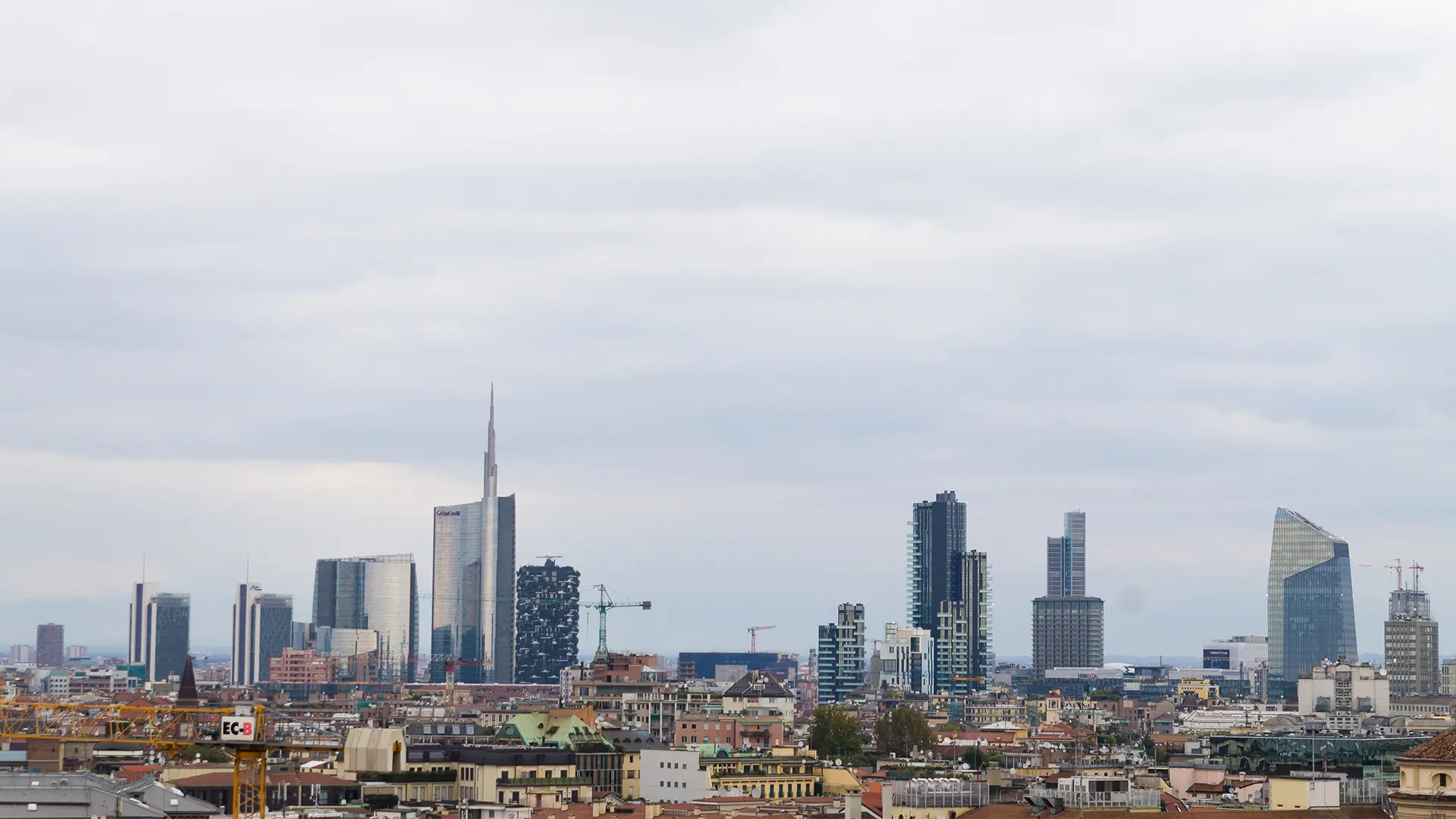 Lo skyline di Milano, la città della sede principale di AVISL Onlus