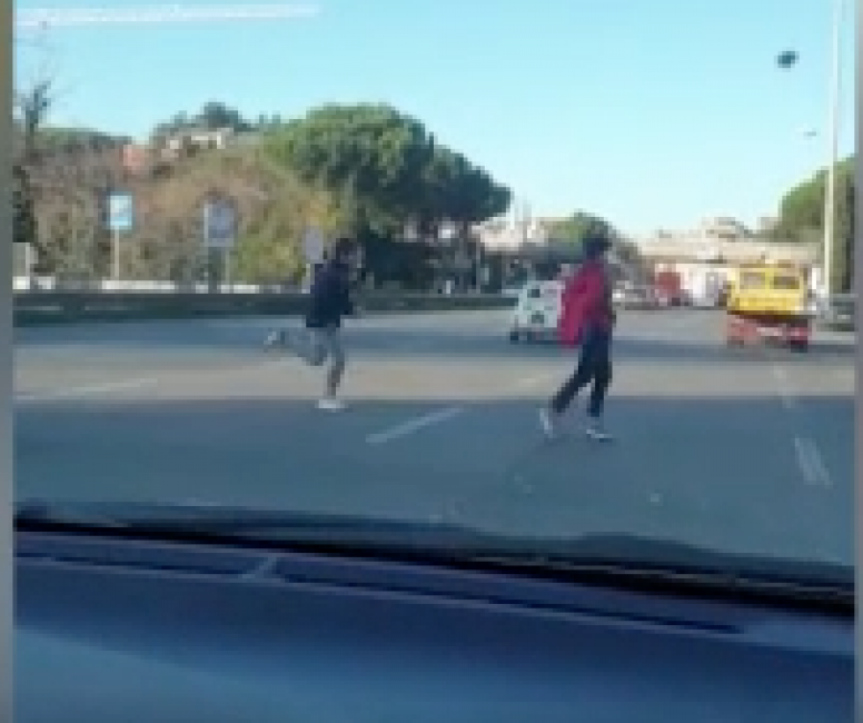 corso-francia-giochino-semaforo-rosso-attraversamenti-irresponsabili