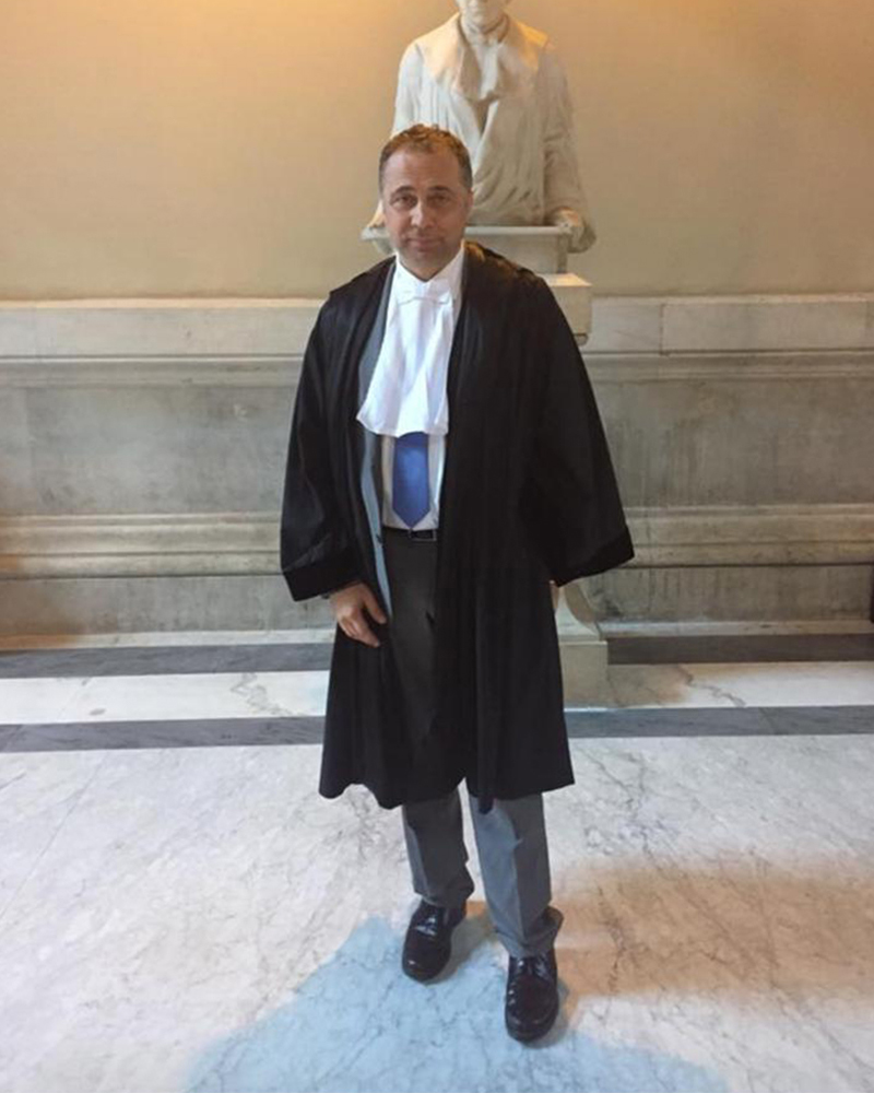 L'avvocato Domenico Musicco in toga in un'aula di tribunale